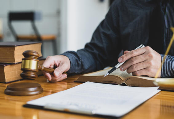 Judge makes ruling on the litigation case, signing the court order Judge makes ruling on the litigation case, signing the court order